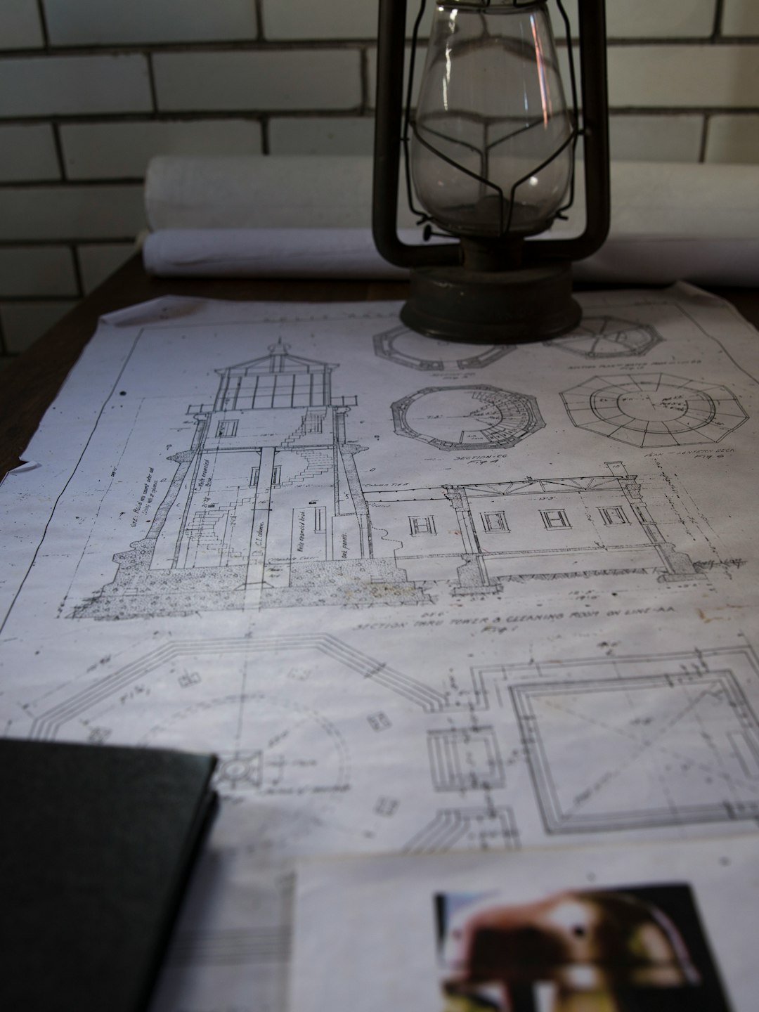 Tavolo da disegno con planimetrie architettoniche e strumenti tecnici