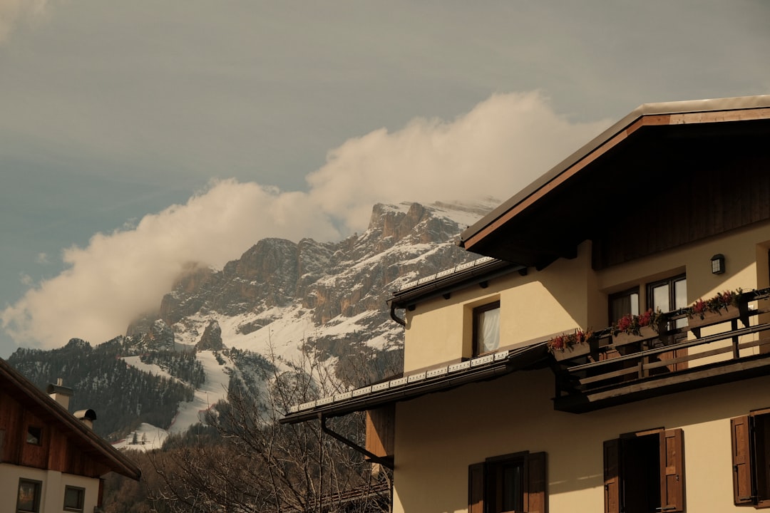 Chalet alpino con le Dolomiti innevate sullo sfondo
