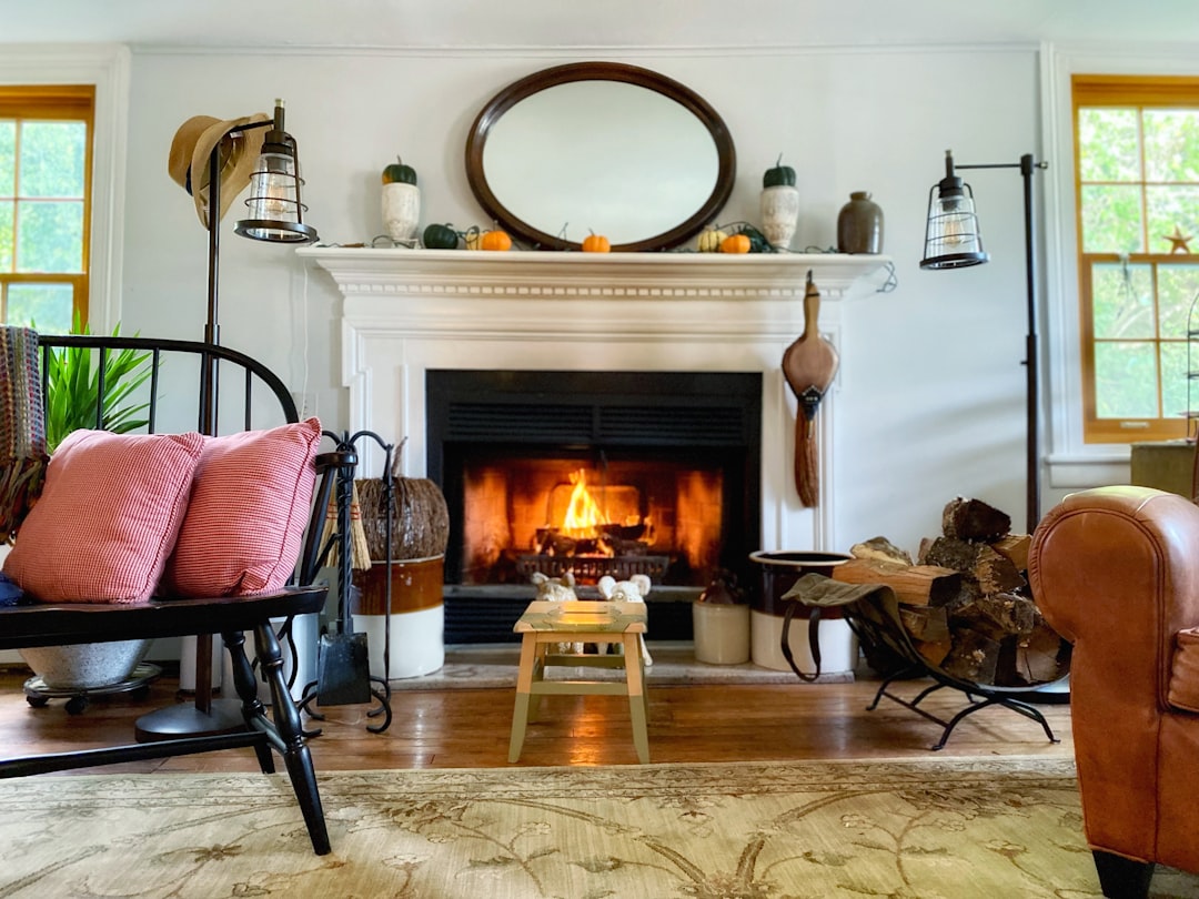 Interno di casale restaurato con muri in pietra a vista, travi in legno scuro e illuminazione calda