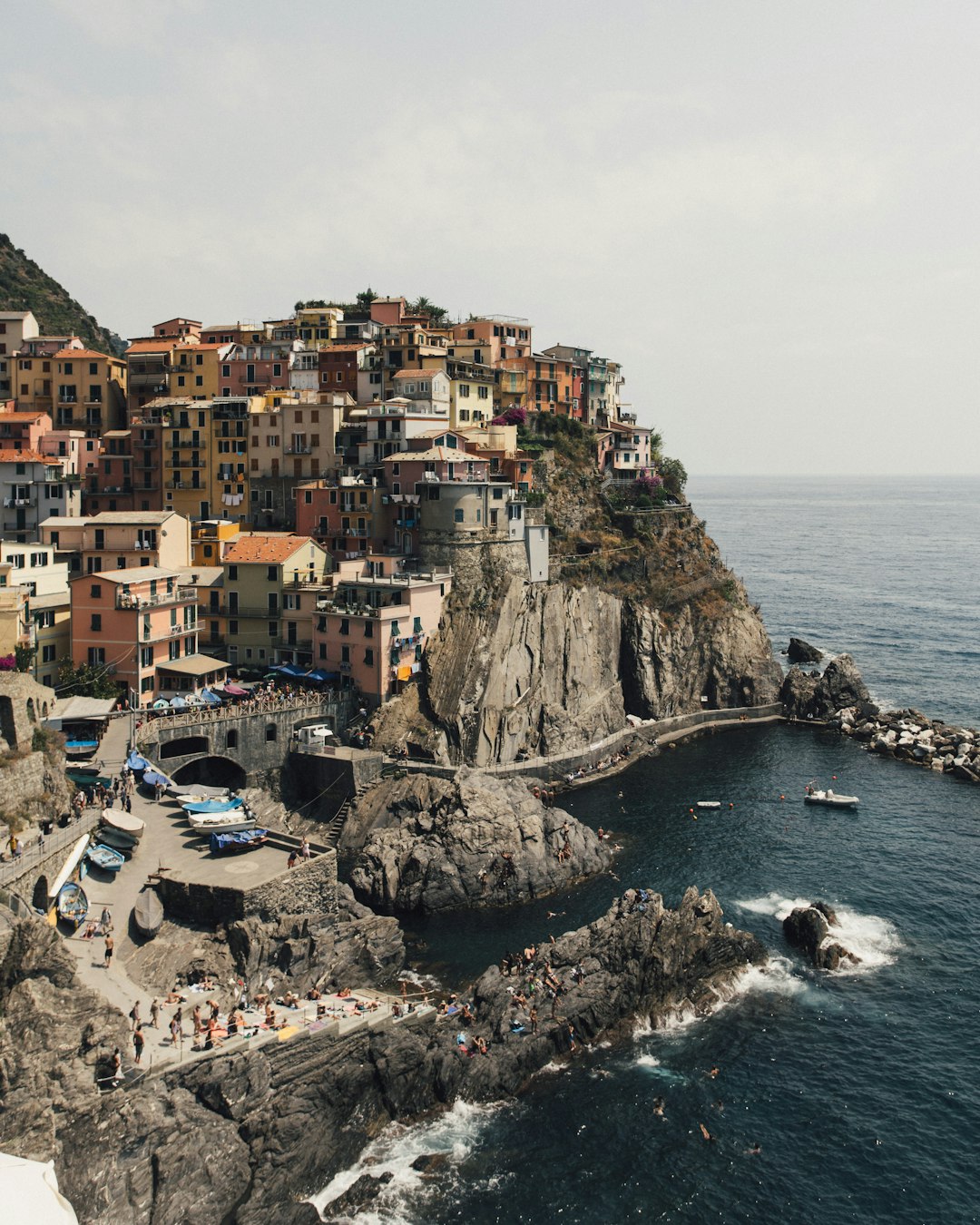 Case colorate aggrappate alle scogliere liguri