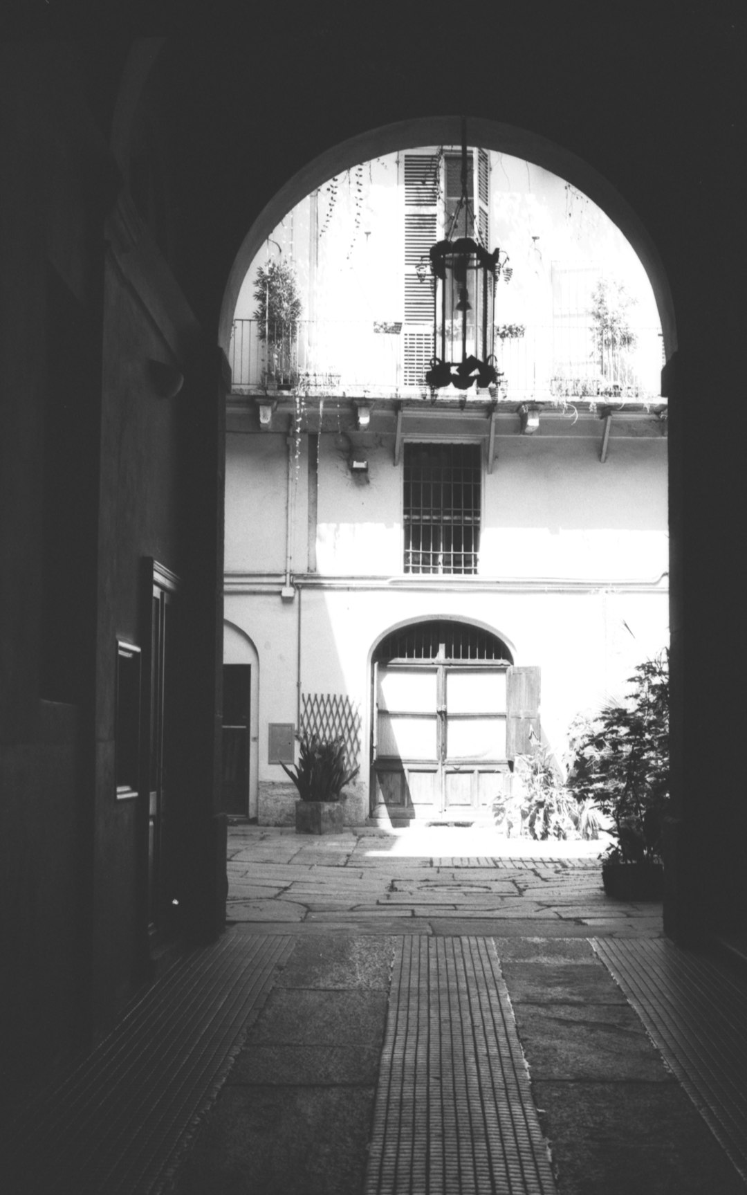 Masseria del Silenzio a Ostuni con cortile in pietra antica