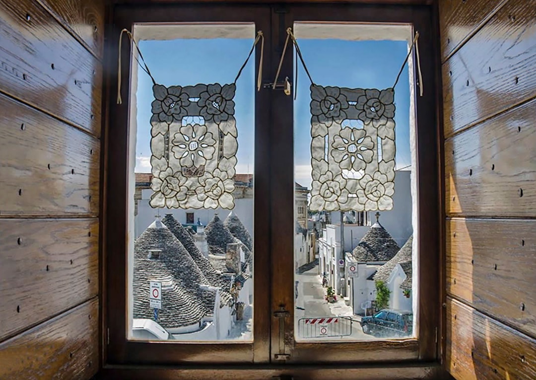 Trulli pugliesi con case bianche