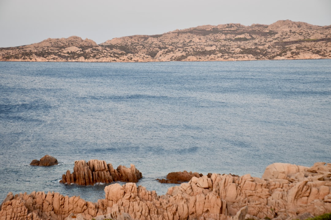 Stazzo sardo in granito nella macchia mediterranea